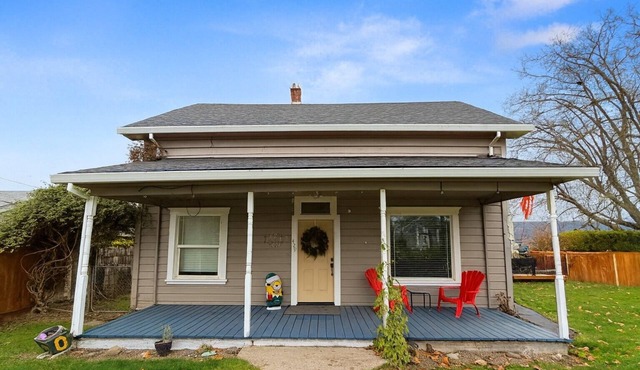 Big Larz Casa with hot tub and seasonal pool in wine country