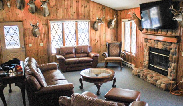 Big Lodge Sleeps 10, for family /Hunt & Fish - Private Dock w/ Lake Huron Access