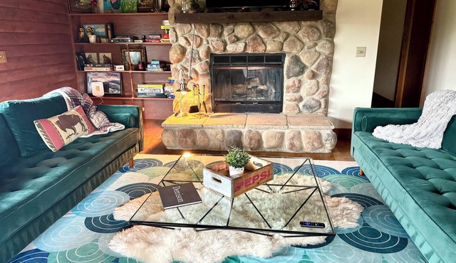 Big Log Cabin 3 miles Denison & Granville. Farm views.