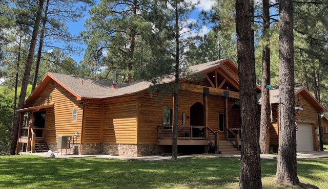 Big Log Cabin Home, Large Back Deck Overlooking Cedar Creek ~ Close To Downtown