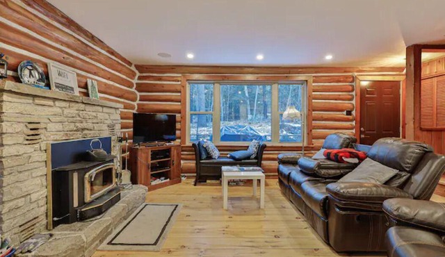 Big Log Cabin Home right in town of Buckhorn