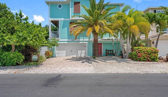 Big Luxury 6 bdrm, Pool, Spa, Bikes, Kayak, Reviews, Beach!