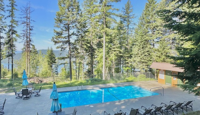 Big Mountain Cabin, Great Deck, Hot Tub/Pool/Sauna, Sleeps 8!