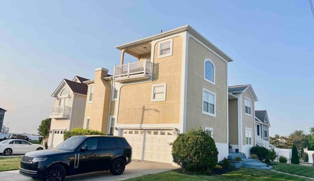 Big, newly renovated 6BR Bayview Home.