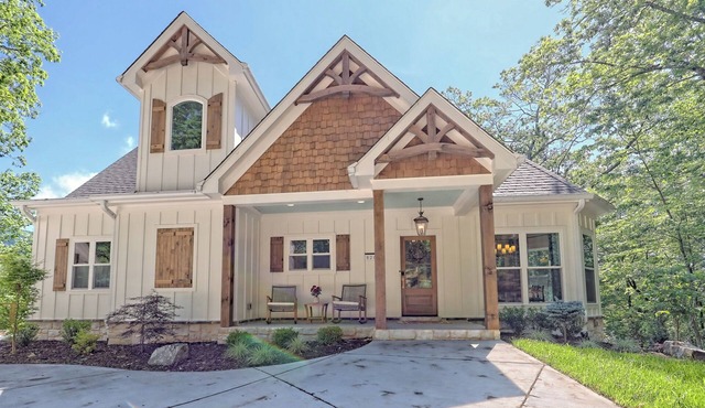 Big Oak Bungalow by Chatuge Home Concierge Lake house, private dock ,hot tub, ping pong, foosball, fireplace