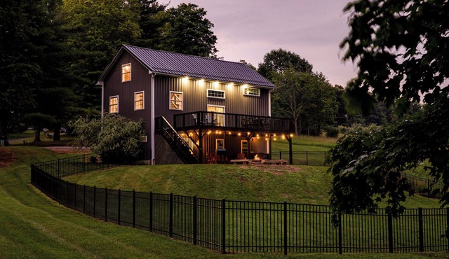 Big Oak Retreat -10 min to Kenyon - 18th century barn