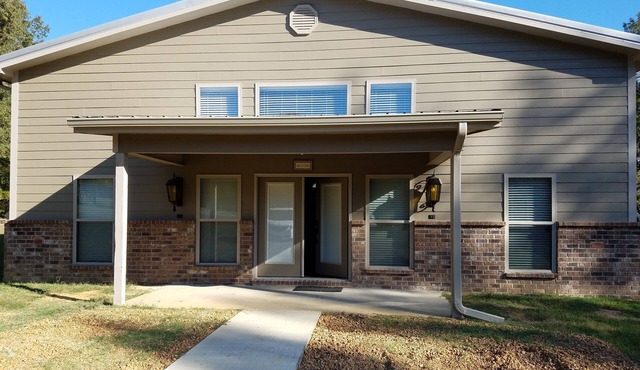 BIG OAKS LODGE New Lodge! 3 bedroom, 3 1/2 baths, full kitchen and laundry.