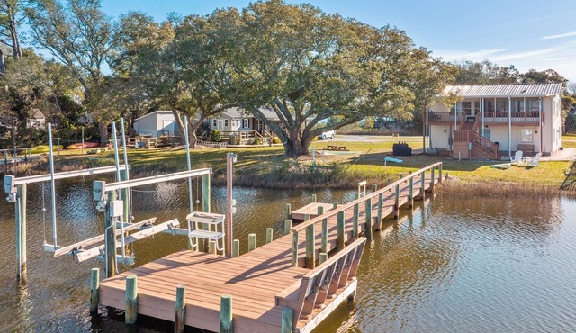 Big Oaks - Private Dock, Hot Tub & Sunset Views
