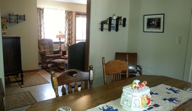 Big Pine Cabin/4 bedrooms/1 1/2 bath