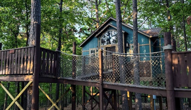 Big Pine Treehouse with Jacuzzi