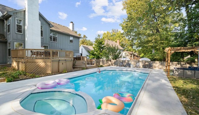 Big Pool, Hot Tub & Gym at Spacious 5 Bedroom Home