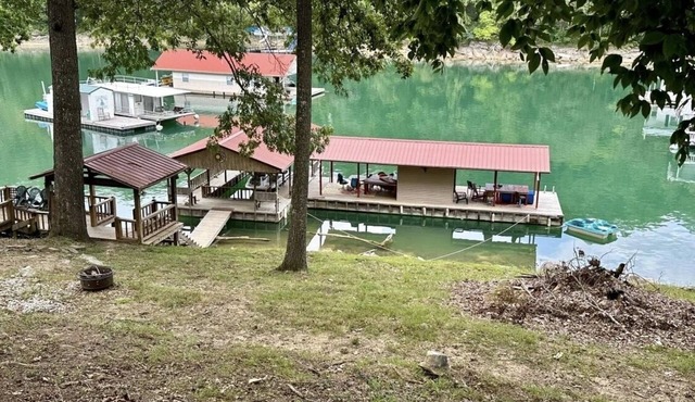 Big Private Dock! 3 BRM, 2 Bath house 64 steps from the water, WIFI