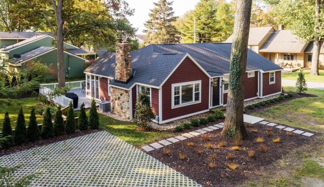 Big Red Cottage sleeps 8+ near Lake Macatawa