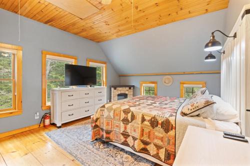 Big Red Cottage with Overflow Unit Near Sunapee and New London