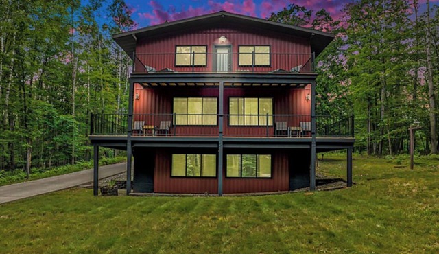 Big Red! Modern clubhouse with Hot Tub! Walking distance to Castle - 4 bedrooms