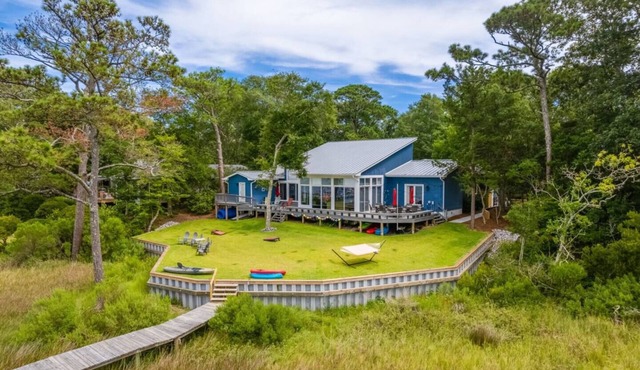 Big Red | Soundfront Dock · Private Beach · 4BR PKS