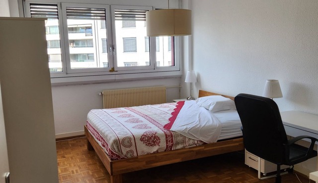 Big Room, Bus 200m,10 minutes Town CenterAirport