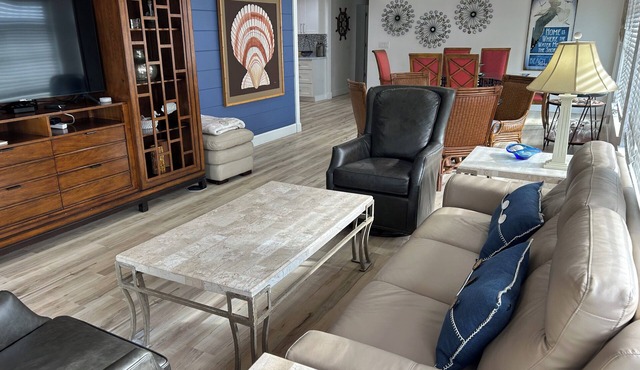 Big Roomy Beach Cottage: 4 bd/3 ba -2,000 sq ft; 100 ft to beach path; priv pool