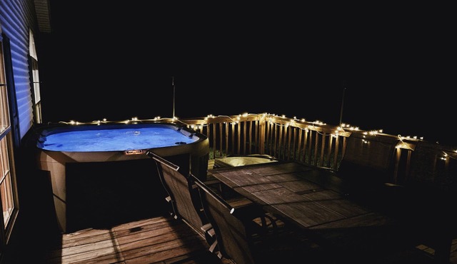 Big Sky Cabin! Hot Tub! On the Wine Trail! Fire Pit! Pool Table! Large Deck!n