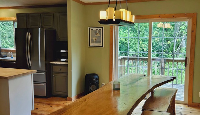 Big Sky Cabin! ! On the Wine Trail! Fire Pit! Pool Table! Large Deck!n