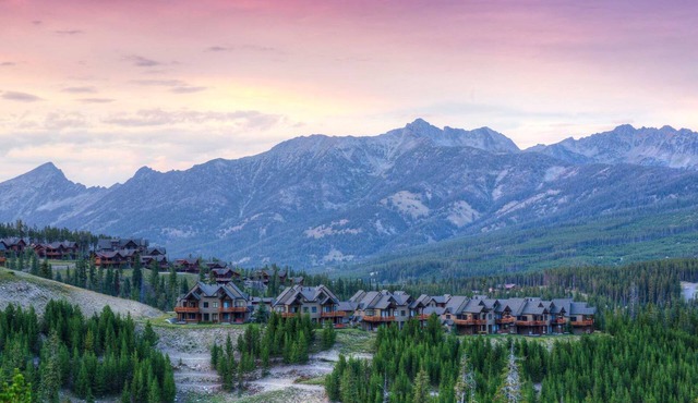 Big Sky Luxury 2BR w/2 King Suites - Hot Tub - Mtn Views - New Bathrooms