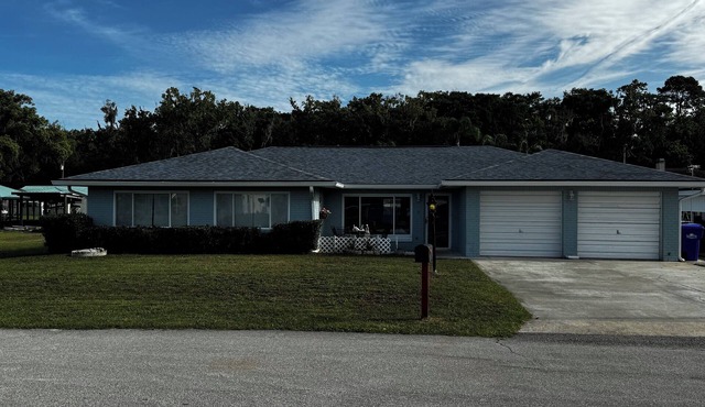 Big Soothing 3-bedroom house with AC in Astor on the St John’s River!