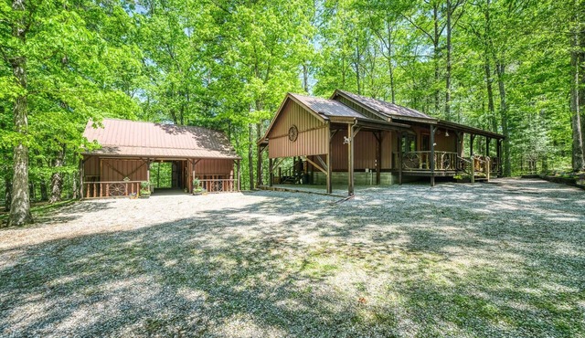Big South Fork Equestrian Cabin & Barn with RV Hookups