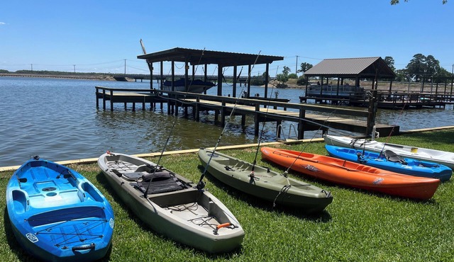 Big spacious home, 6 kayaks, firepit, fishing, boat space, next to Goat Island.