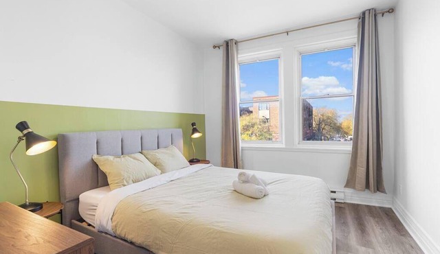 Big & sunny 4 bedrooms, 2 baths, sleep 12 apt