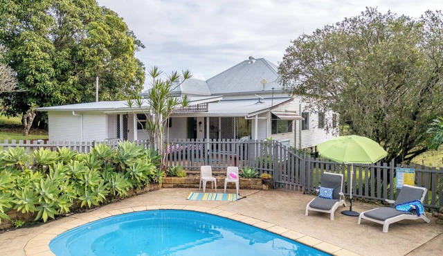 Big, Sunny Farmhouse – Peaceful retreat close to Town & popular attractions