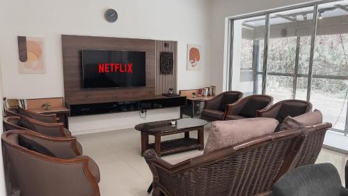 Big Terrace House for 14 Guests with Free WiFi and Netflix near Taiping Lake Garden Zoo