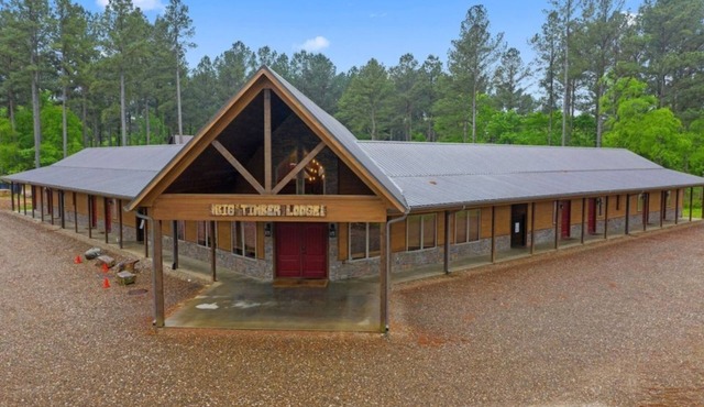 Big Timber Lodge: Spacious Retreat with Pool