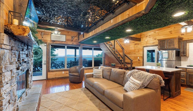 Big Time Hill Cabin with an indoor pool, hot tub, & great views!