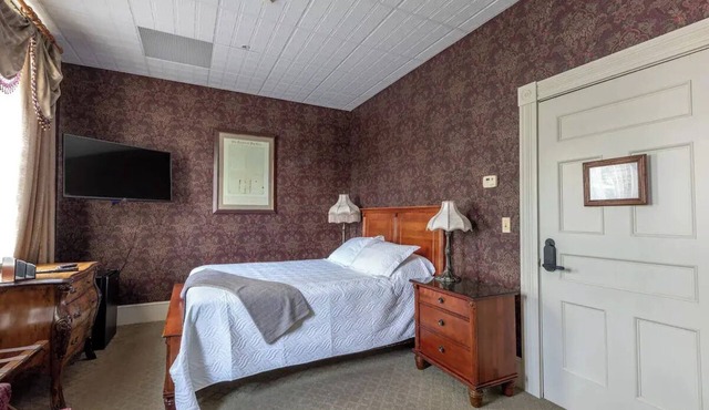 Big Tree Treaty Room - Big Tree Innnn