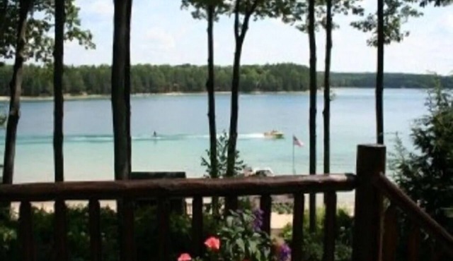 Big Twin Lake Lakefront Lodge
