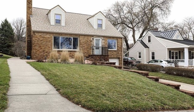 Big upper unit handicap retreat, 4br-3bt. fireplace and family room
