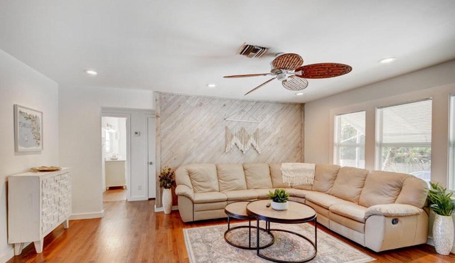 Big vacation home with POOL, BBQ - 9min to BEACH