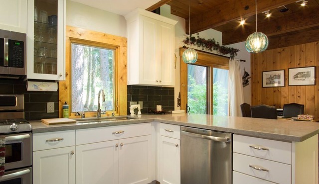 Big Water Pines, large yard w/hot tub, dog friendly, walk to beach and private pier by Tahoe Time VR