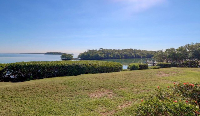 BIG water view! UPDATED! Private pool, hot tub. gym, 3 min to Ft. DeSoto BEACH