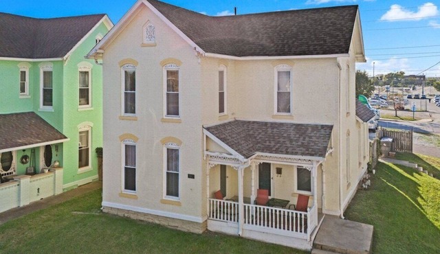 Big Yellow-4 Bedroom Walk To Everything Downtown!