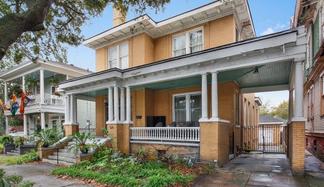 Big Yellow Brick House - Victorian District - Sleeps 8