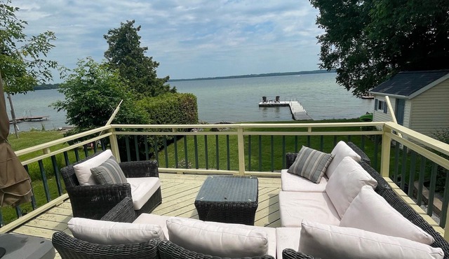 Big Yellow House on Lake Couchiching in S. Muskoka & Orillia