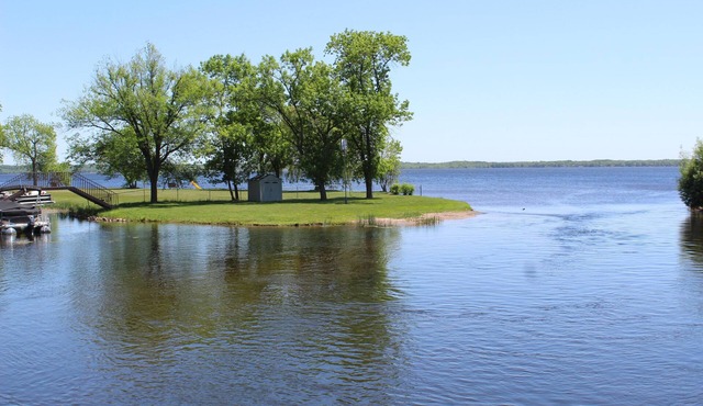 Big Yellow lake Condo with Dock, Lake Front