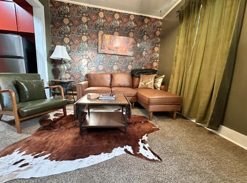 Bigfoot Bungalow-1BD1BABalcony-Downtown RS