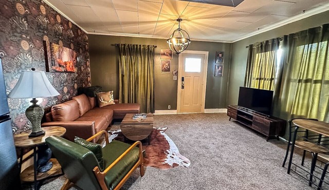 Bigfoot Bungalow-Downtown Russell 1BD/1BA/Balcony/Grill-2PP