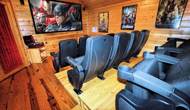 Bigfoot Crossing - 5BR Pigeon Forge Cabin - Hot Tub, Game Room, Walk to Pool