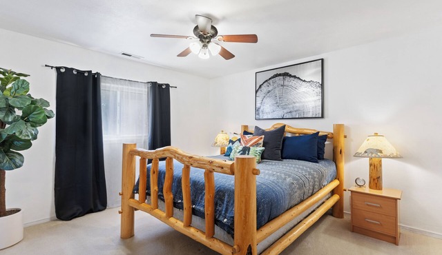 Bigfoot Hideaway! 5-bedroom house with Hot Tub in beautiful Castle Rock