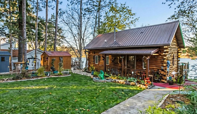 Bigfoot Lodge: Lakefront w/Patio-to-Pier Views & Hunting Access to 600 Acres