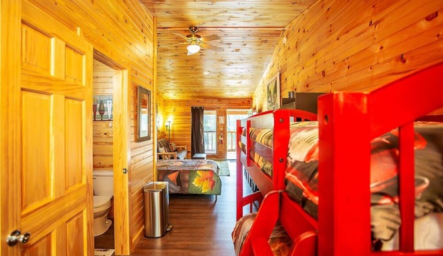 Bigfoot Lodge Room Two - Mountain Getaway