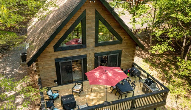 Bigfoot's Mountain Bungalow - Cozy Lakefront Cabin: King Suites / Arcades / Dock